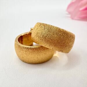 Vintage Monet Optic Gold Tone Huggie Hoop Clip On Earrings Signed Luxe Classy